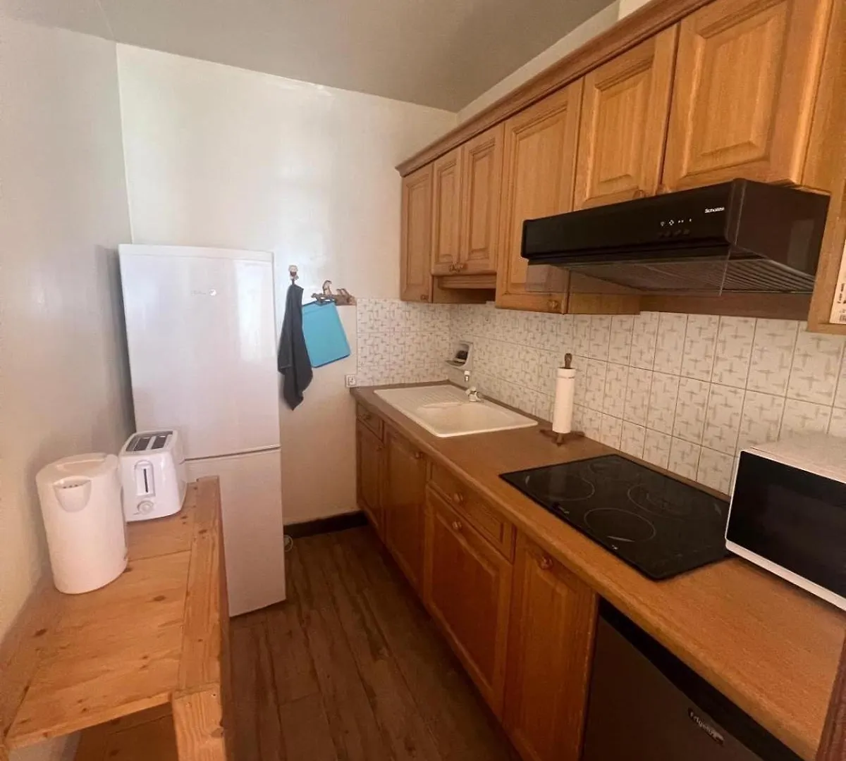 Apartment In Front Of The Slow contacts